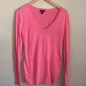 HALOGEN V-neck pink sweater.